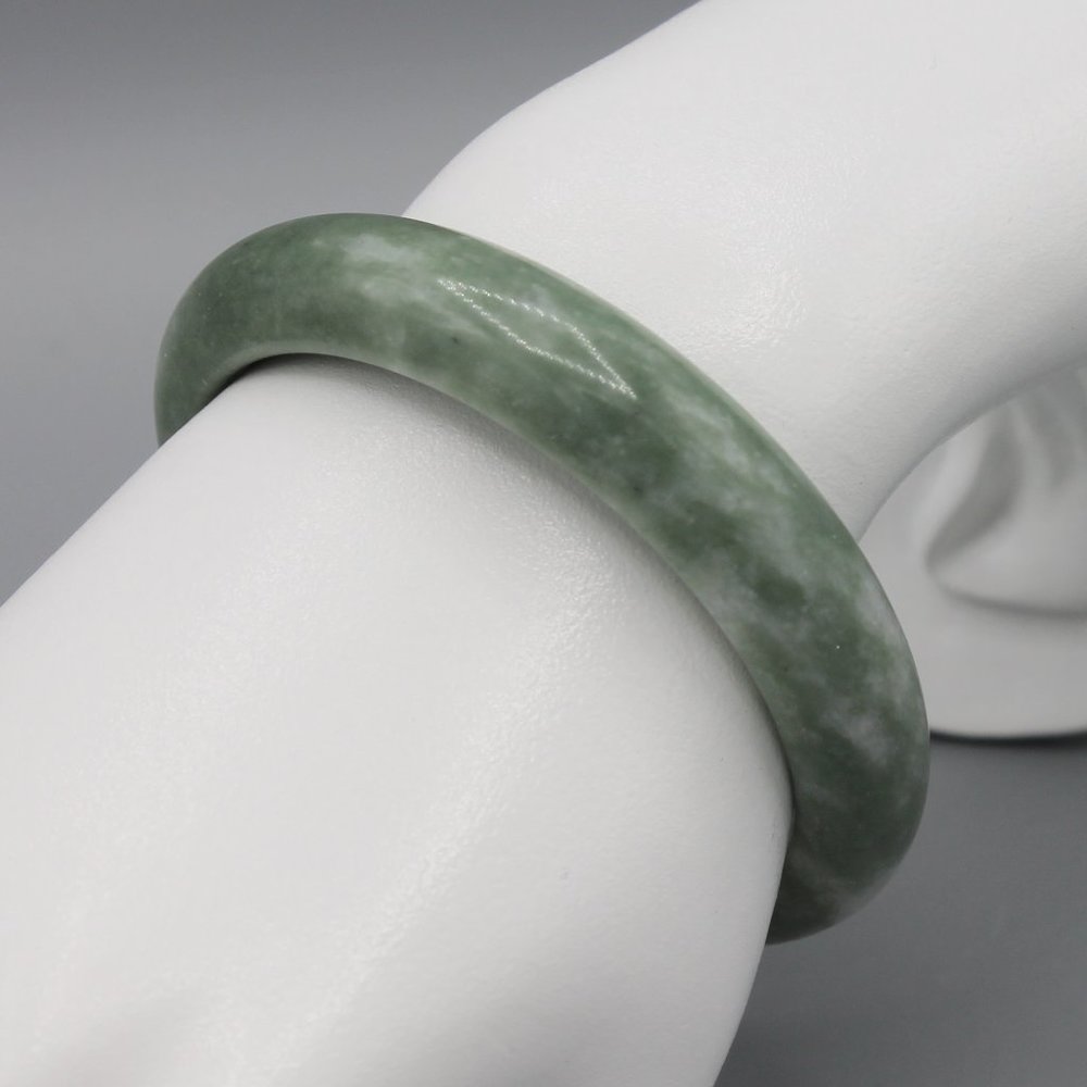 Green jade bangle bracelet natural stone - Picture 2 of 8